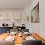 Apartment Cosmiques, Alpes Agency, Central Chamonix, Sleeps 4 Apartament