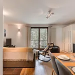 Apartment Cosmiques, Alpes Agency, Central Chamonix, Sleeps 4 * Chamonix