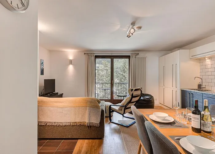 Apartment Cosmiques, Alpes Agency, Central Chamonix, Sleeps 4 * Chamonix