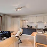 Appartement Apartment Cosmiques, Alpes Agency, Central Chamonix, Sleeps 4